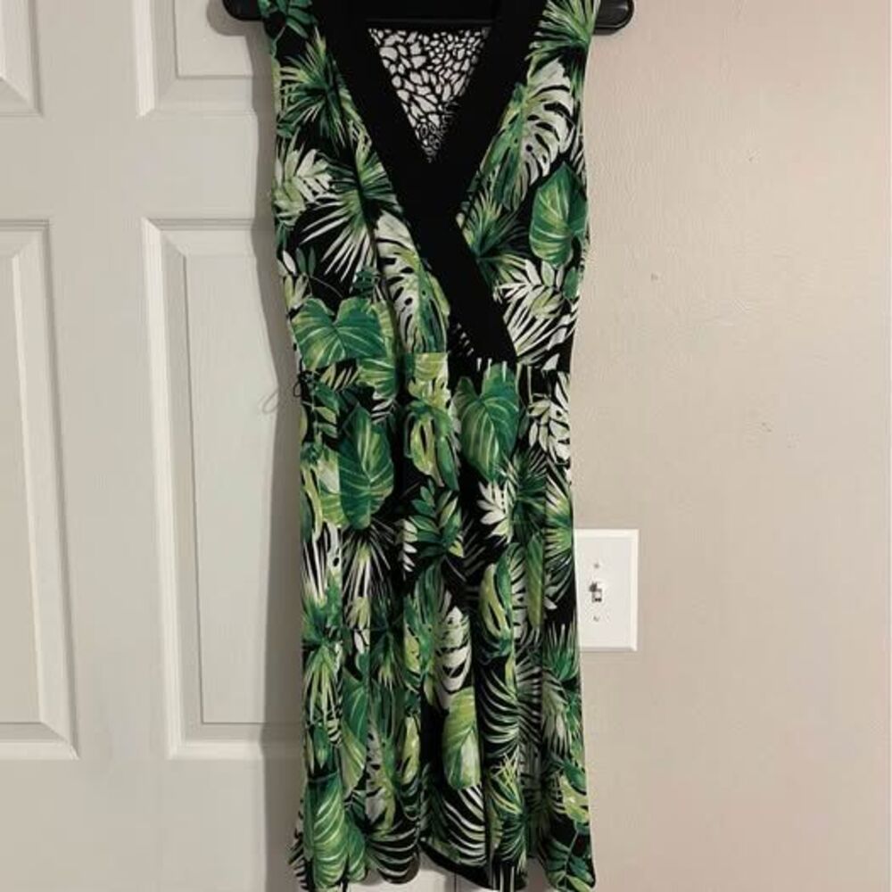 White House Black Market Reversible Dress Medium Black White Tropical Stretch